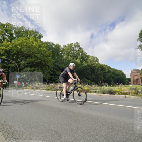 14.09.2025 - Stadtparktriathlon Michael Burmester http://msf.ph/oto/8892713 14.09.2025 11:21:06 Radfahren 822, 827, 937, 973, 982, 1012 meine-sportfotos.de