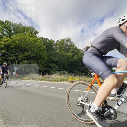 14.09.2025 - Stadtparktriathlon Michael Burmester http://msf.ph/oto/8892717 14.09.2025 11:21:13 Radfahren 822, 827, 973, 1012 meine-sportfotos.de