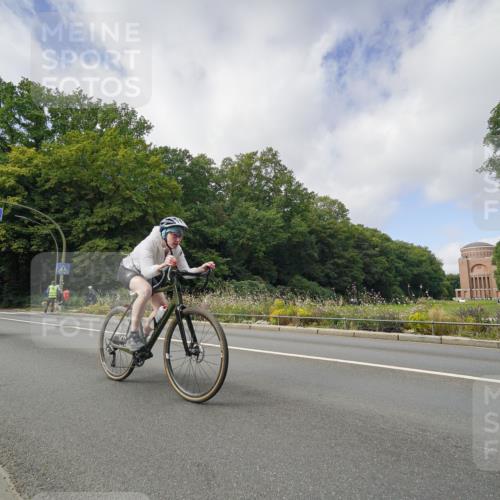 14.09.2025 - Stadtparktriathlon Michael Burmester http://msf.ph/oto/8892730 14.09.2025 11:21:54 Radfahren 828, 873, 945, 978, 981 meine-sportfotos.de