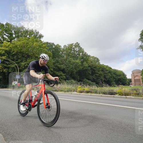 14.09.2025 - Stadtparktriathlon Michael Burmester http://msf.ph/oto/8892821 14.09.2025 11:25:21 Radfahren 909 meine-sportfotos.de