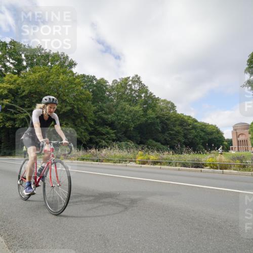 14.09.2025 - Stadtparktriathlon Michael Burmester http://msf.ph/oto/8892918 14.09.2025 11:30:01 Radfahren 949 meine-sportfotos.de