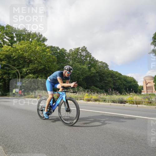 14.09.2025 - Stadtparktriathlon Michael Burmester http://msf.ph/oto/8893011 14.09.2025 11:34:07 Radfahren 911, 942, 1000, 1015, 1036 meine-sportfotos.de