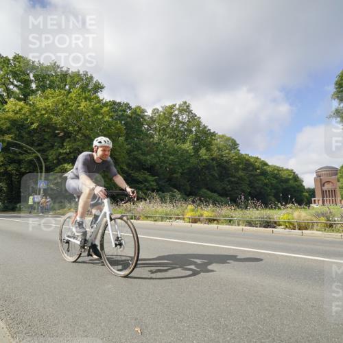 14.09.2025 - Stadtparktriathlon Michael Burmester http://msf.ph/oto/8893161 14.09.2025 11:40:04 Radfahren 822, 945, 1053, 1056, 1060 meine-sportfotos.de