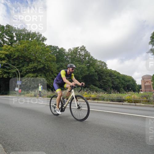 14.09.2025 - Stadtparktriathlon Michael Burmester http://msf.ph/oto/8893304 14.09.2025 11:45:12 Radfahren 1054 meine-sportfotos.de
