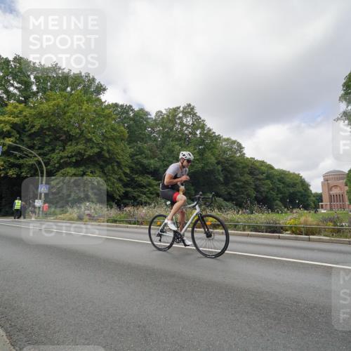 14.09.2025 - Stadtparktriathlon Michael Burmester http://msf.ph/oto/8893315 14.09.2025 11:45:59 Radfahren 837, 924, 1047 meine-sportfotos.de