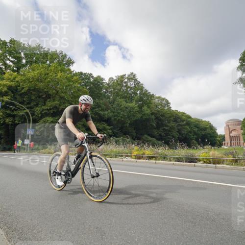 14.09.2025 - Stadtparktriathlon Michael Burmester http://msf.ph/oto/8893361 14.09.2025 11:47:55 Radfahren 949, 1049, 1056 meine-sportfotos.de