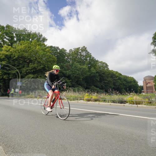 14.09.2025 - Stadtparktriathlon Michael Burmester http://msf.ph/oto/8893388 14.09.2025 11:48:55 Radfahren 929, 957, 1019 meine-sportfotos.de
