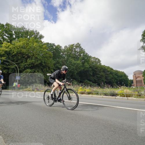14.09.2025 - Stadtparktriathlon Michael Burmester http://msf.ph/oto/8893397 14.09.2025 11:49:10 Radfahren 942, 945, 966, 1001, 1072, 1076, 1092, 1113 meine-sportfotos.de