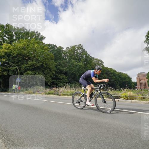 14.09.2025 - Stadtparktriathlon Michael Burmester http://msf.ph/oto/8893399 14.09.2025 11:49:11 Radfahren 945, 966, 1001, 1072, 1076, 1082, 1092, 1113 meine-sportfotos.de
