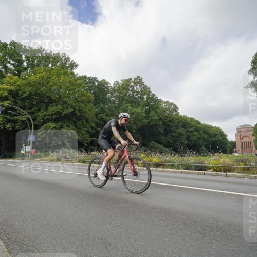 14.09.2025 - Stadtparktriathlon Michael Burmester http://msf.ph/oto/8893410 14.09.2025 11:49:32 Radfahren 930, 948, 972, 1050 meine-sportfotos.de