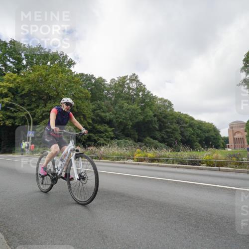 14.09.2025 - Stadtparktriathlon Michael Burmester http://msf.ph/oto/8893476 14.09.2025 11:52:02 Radfahren 947, 1005, 1011, 1115 meine-sportfotos.de