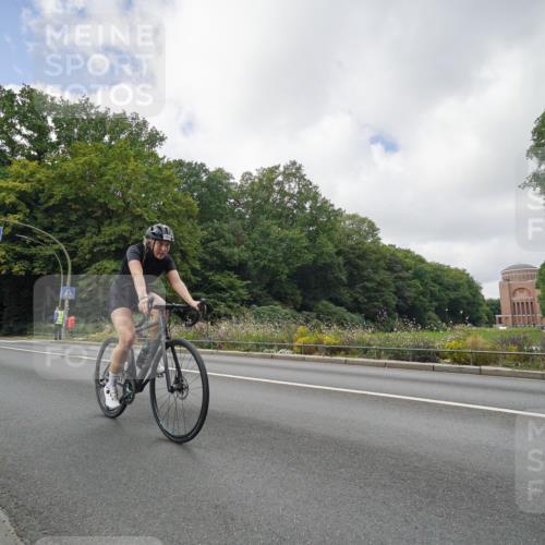 14.09.2025 - Stadtparktriathlon Michael Burmester http://msf.ph/oto/8893500 14.09.2025 11:52:55 Radfahren 996, 997, 1009, 1055 meine-sportfotos.de