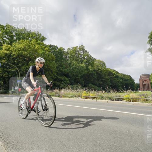 14.09.2025 - Stadtparktriathlon Michael Burmester http://msf.ph/oto/8893782 14.09.2025 11:55:55 Radfahren 984, 998, 1076 meine-sportfotos.de