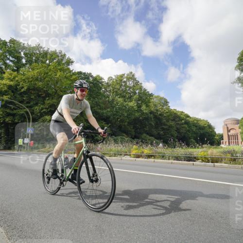 14.09.2025 - Stadtparktriathlon Michael Burmester http://msf.ph/oto/8894086 14.09.2025 12:06:30 Radfahren 1121, 1122 meine-sportfotos.de