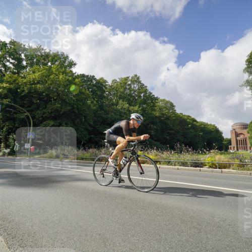 14.09.2025 - Stadtparktriathlon Michael Burmester http://msf.ph/oto/8895199 14.09.2025 12:54:00 Radfahren 1324, 1350, 1360, 1382 meine-sportfotos.de