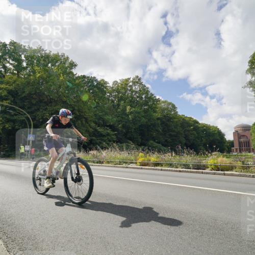 14.09.2025 - Stadtparktriathlon Michael Burmester http://msf.ph/oto/8896406 14.09.2025 13:55:16 Radfahren 1675, 1676, 1689 meine-sportfotos.de