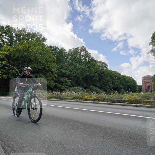 14.09.2025 - Stadtparktriathlon Michael Burmester http://msf.ph/oto/8896418 14.09.2025 13:57:54 Radfahren 1660 meine-sportfotos.de