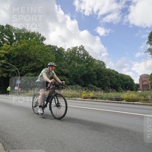 14.09.2025 - Stadtparktriathlon Michael Burmester http://msf.ph/oto/8896427 14.09.2025 14:00:58 Radfahren 1557 meine-sportfotos.de