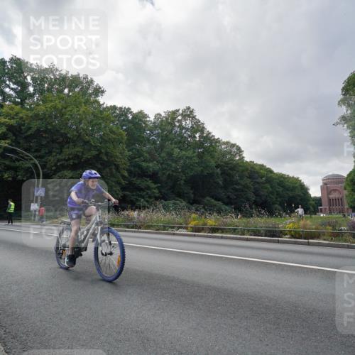 14.09.2025 - Stadtparktriathlon Michael Burmester http://msf.ph/oto/8896542 14.09.2025 14:27:09 Radfahren 1713, 1714 meine-sportfotos.de