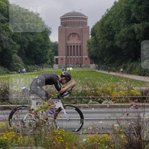 14.09.2025 - Stadtparktriathlon Michael Burmester http://msf.ph/oto/8899684 14.09.2025 09:15:08 Radfahren 352, 362, 365, 375, 383, 400, 430 meine-sportfotos.de