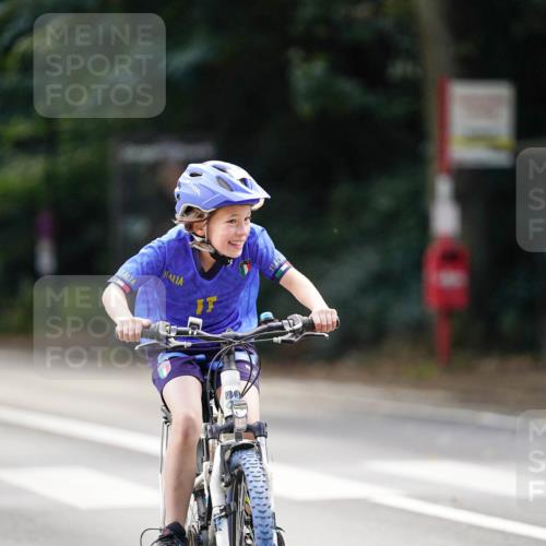 14.09.2025 - Stadtparktriathlon Michael Burmester http://msf.ph/oto/8908655 14.09.2025 14:27:08 Radfahren 1713, 1714 meine-sportfotos.de