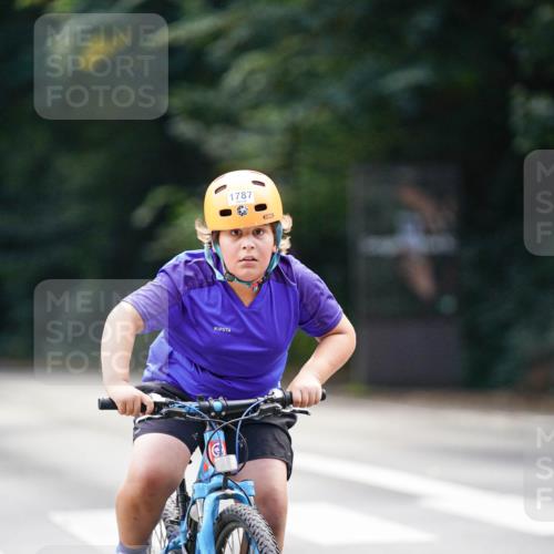 14.09.2025 - Stadtparktriathlon Michael Burmester http://msf.ph/oto/8908689 14.09.2025 14:27:32 Radfahren 1712, 1787 meine-sportfotos.de