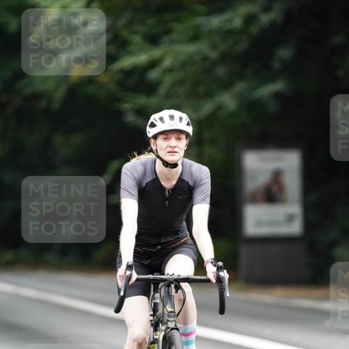 14.09.2025 - Stadtparktriathlon Michael Burmester http://msf.ph/oto/8909346 14.09.2025 10:04:38 Radfahren 526, 566, 574 meine-sportfotos.de