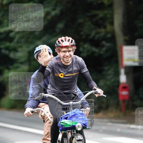 14.09.2025 - Stadtparktriathlon Michael Burmester http://msf.ph/oto/8909416 14.09.2025 10:06:49 Radfahren 570, 588 meine-sportfotos.de