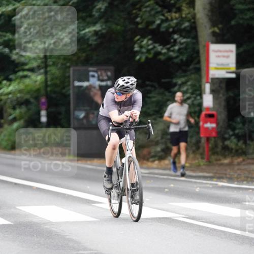 14.09.2025 - Stadtparktriathlon Michael Burmester http://msf.ph/oto/8909458 14.09.2025 10:08:11 Radfahren 575, 591 meine-sportfotos.de