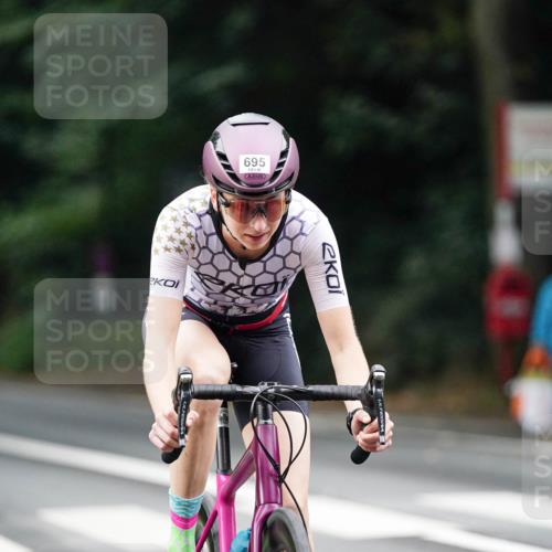 14.09.2025 - Stadtparktriathlon Michael Burmester http://msf.ph/oto/8910038 14.09.2025 10:26:23 Radfahren 665, 695 meine-sportfotos.de