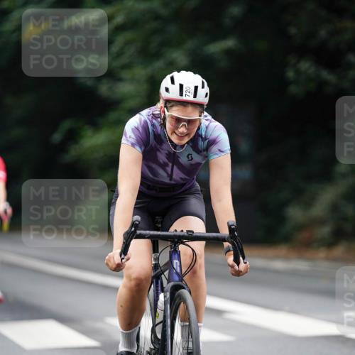 14.09.2025 - Stadtparktriathlon Michael Burmester http://msf.ph/oto/8910360 14.09.2025 10:36:35 Radfahren 686, 717, 720, 817 meine-sportfotos.de