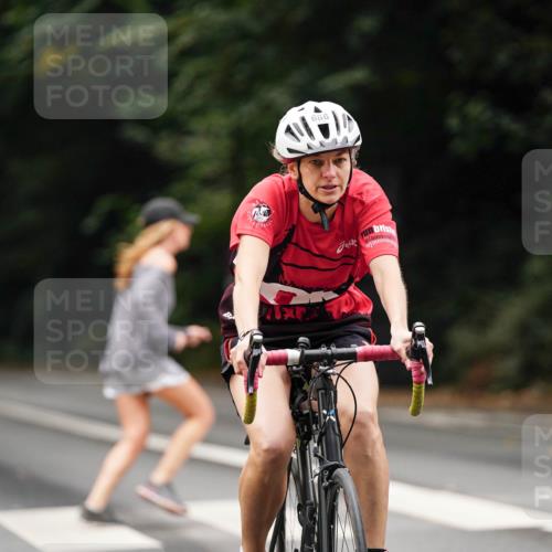 14.09.2025 - Stadtparktriathlon Michael Burmester http://msf.ph/oto/8910362 14.09.2025 10:36:37 Radfahren 558, 686, 717, 720, 817 meine-sportfotos.de