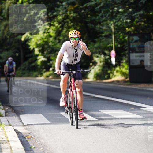 14.09.2025 - Stadtparktriathlon Michael Burmester http://msf.ph/oto/8910894 14.09.2025 10:56:20 Radfahren 645, 756, 760, 888 meine-sportfotos.de