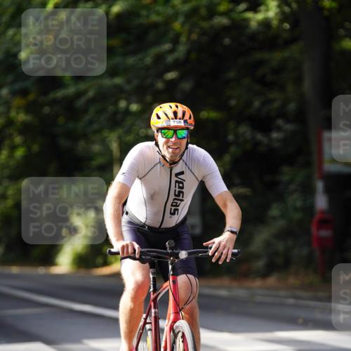 14.09.2025 - Stadtparktriathlon Michael Burmester http://msf.ph/oto/8910895 14.09.2025 10:56:20 Radfahren 645, 756, 760, 888 meine-sportfotos.de