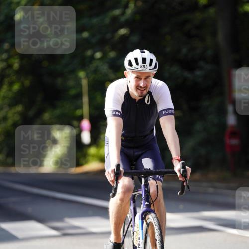 14.09.2025 - Stadtparktriathlon Michael Burmester http://msf.ph/oto/8910978 14.09.2025 10:57:56 Radfahren 637, 737, 816, 836, 841, 853 meine-sportfotos.de