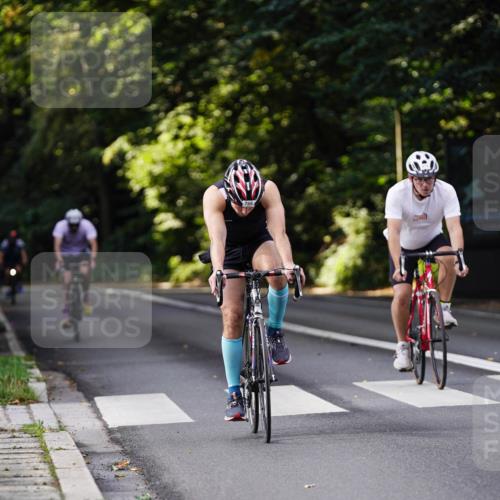 14.09.2025 - Stadtparktriathlon Michael Burmester http://msf.ph/oto/8911128 14.09.2025 11:01:22 Radfahren 749, 766, 808, 876, 902 meine-sportfotos.de