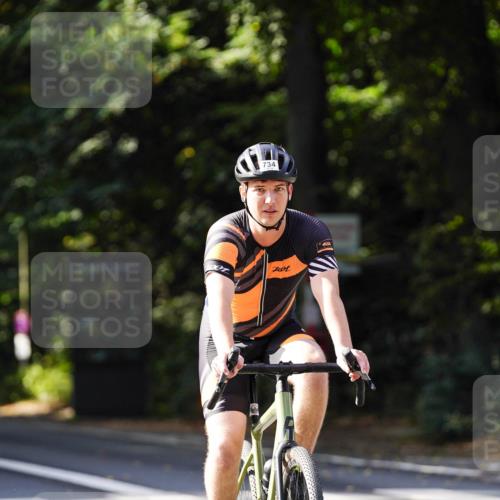 14.09.2025 - Stadtparktriathlon Michael Burmester http://msf.ph/oto/8911196 14.09.2025 11:02:42 Radfahren 734, 851 meine-sportfotos.de