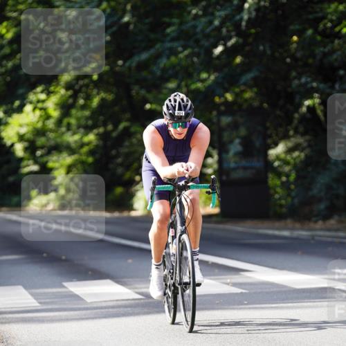 14.09.2025 - Stadtparktriathlon Michael Burmester http://msf.ph/oto/8911435 14.09.2025 11:08:35 Radfahren 842, 880, 901 meine-sportfotos.de