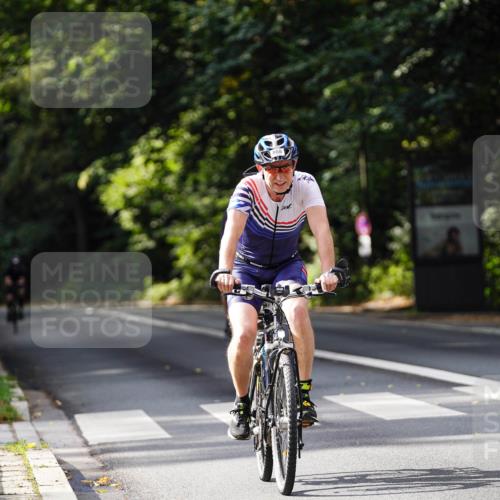 14.09.2025 - Stadtparktriathlon Michael Burmester http://msf.ph/oto/8911502 14.09.2025 11:10:15 Radfahren 732, 762, 806, 868, 877 meine-sportfotos.de