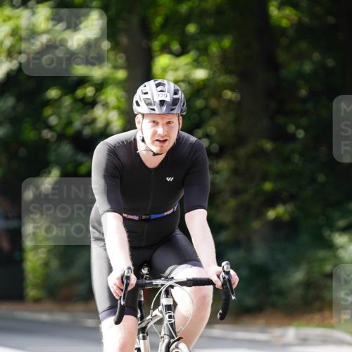 14.09.2025 - Stadtparktriathlon Michael Burmester http://msf.ph/oto/8911648 14.09.2025 11:15:11 Radfahren 886, 920 meine-sportfotos.de