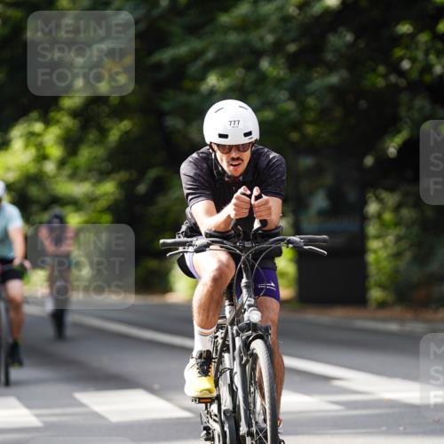 14.09.2025 - Stadtparktriathlon Michael Burmester http://msf.ph/oto/8911662 14.09.2025 11:15:30 Radfahren 756, 777, 816, 829, 837, 842, 880, 892, 901, 921 meine-sportfotos.de