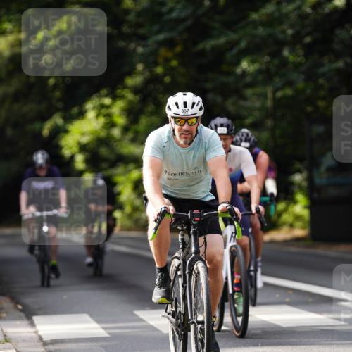 14.09.2025 - Stadtparktriathlon Michael Burmester http://msf.ph/oto/8911664 14.09.2025 11:15:32 Radfahren 756, 777, 816, 829, 837, 880, 892, 901 meine-sportfotos.de