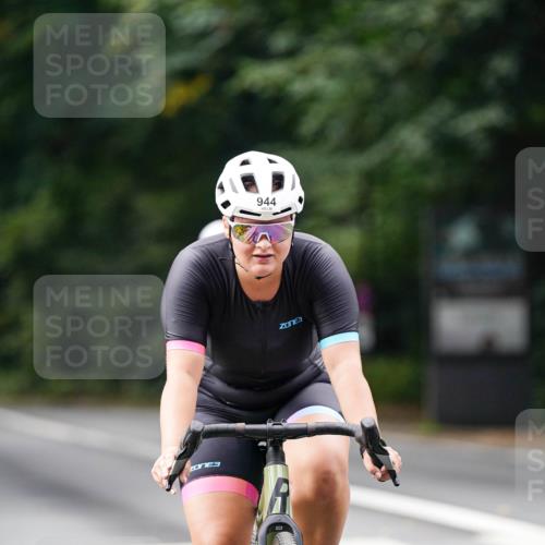 14.09.2025 - Stadtparktriathlon Michael Burmester http://msf.ph/oto/8911788 14.09.2025 11:19:39 Radfahren 854, 898, 944, 979 meine-sportfotos.de
