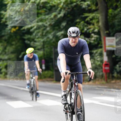14.09.2025 - Stadtparktriathlon Michael Burmester http://msf.ph/oto/8912211 14.09.2025 11:30:11 Radfahren 828, 870, 918, 921, 939, 955 meine-sportfotos.de