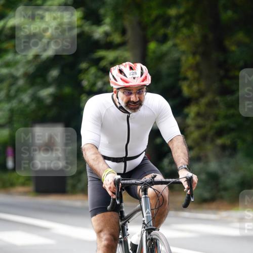 14.09.2025 - Stadtparktriathlon Michael Burmester http://msf.ph/oto/8912216 14.09.2025 11:30:16 Radfahren 828, 870, 918, 921, 939, 955 meine-sportfotos.de