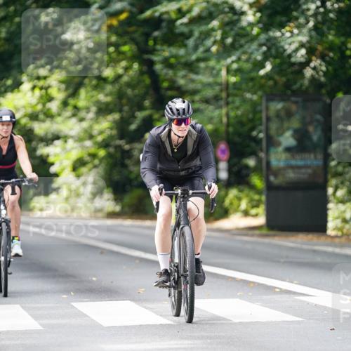 14.09.2025 - Stadtparktriathlon Michael Burmester http://msf.ph/oto/8912299 14.09.2025 11:32:13 Radfahren 915, 966, 968, 974, 997, 1017 meine-sportfotos.de