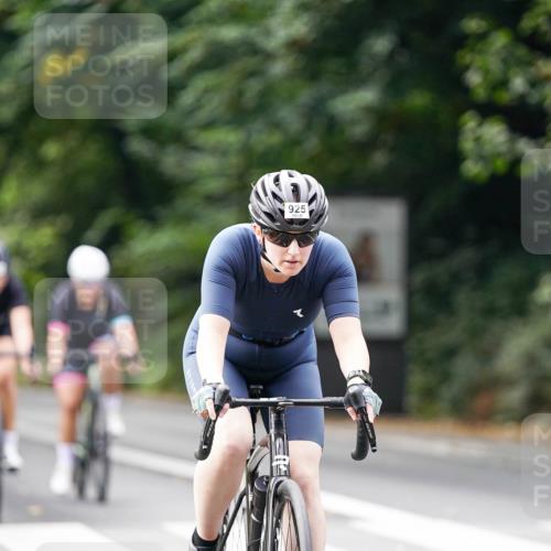 14.09.2025 - Stadtparktriathlon Michael Burmester http://msf.ph/oto/8912441 14.09.2025 11:36:04 Radfahren 925, 944, 1009, 1092, 1113 meine-sportfotos.de
