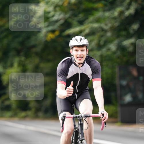 14.09.2025 - Stadtparktriathlon Michael Burmester http://msf.ph/oto/8912483 14.09.2025 11:37:18 Radfahren 1051 meine-sportfotos.de
