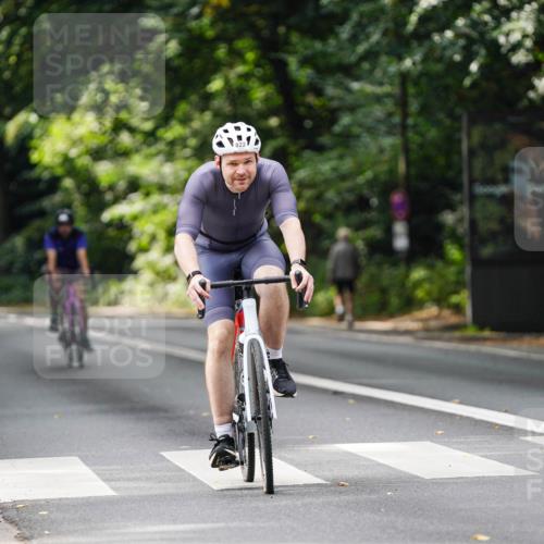 14.09.2025 - Stadtparktriathlon Michael Burmester http://msf.ph/oto/8912605 14.09.2025 11:40:02 Radfahren 822, 929, 945, 1053, 1056, 1060 meine-sportfotos.de