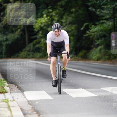 14.09.2025 - Stadtparktriathlon Michael Burmester http://msf.ph/oto/8912795 14.09.2025 11:44:14 Radfahren 925, 996, 1027, 1115 meine-sportfotos.de